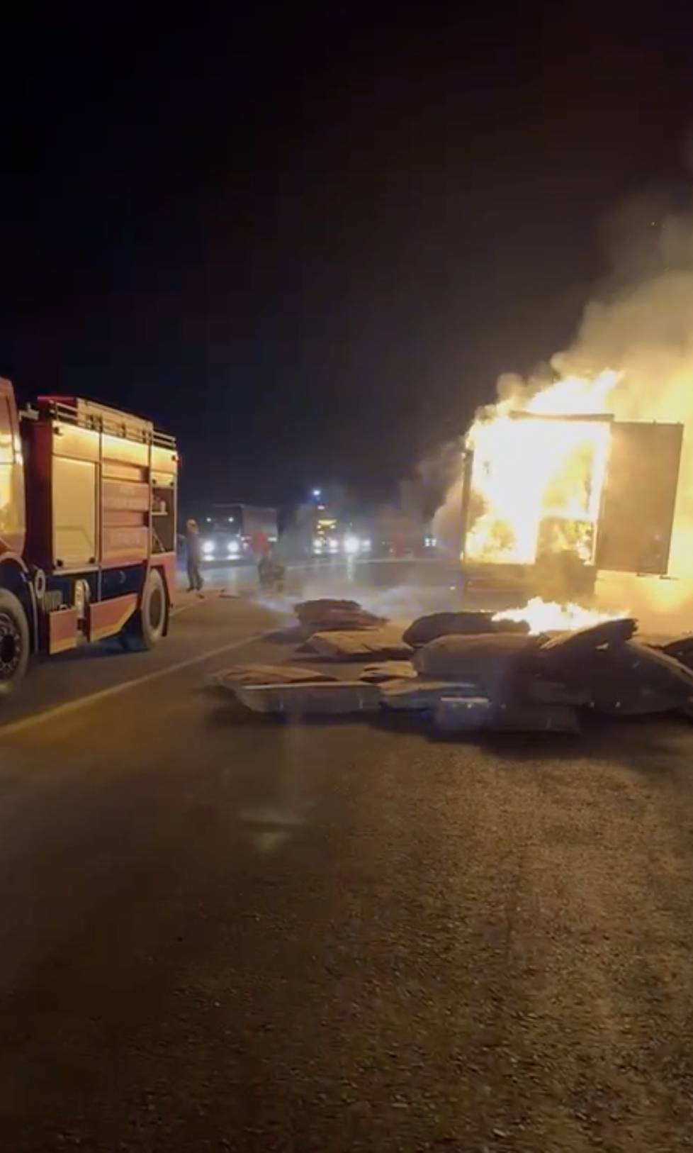 Konya’da korkutan anlar! Şehirlerarası yolda alev alev yandı 4